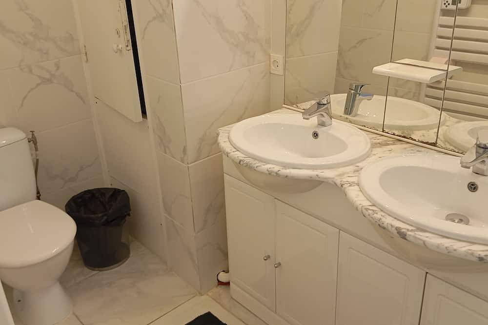 Fantastic view! Private bedroom in a 3-bedroom apartment with a private bathroom, in Nizza, Mittelmeerküste (Frankreich)