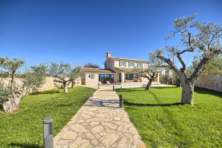 Ferienhaus für 8 Personen, mit Balkon/Terrasse und Terrasse sowie Garten und Pool in Barban