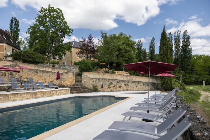 Location de vacances pour 3 personnes, avec bassin pour enfant ainsi que piscine et jardin, animaux acceptés à Milhac