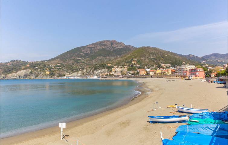 Spacious Apartment with Terrace & Baby Bed in Ziona, Carro (Liguria)