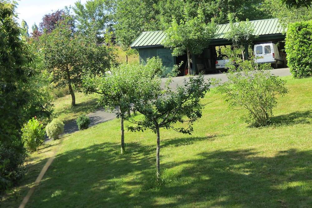 4000 sq.m. house with trees. Hiking, fishing, lake, mountains. 5 km from St. Pée in Souraïde, Bayonne region
