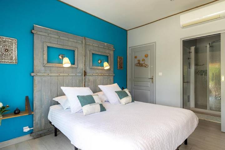 Location de vacances pour 2 personnes, avec Terrasse et Jardin ainsi que Piscine et Vue à Saint-Cybranet