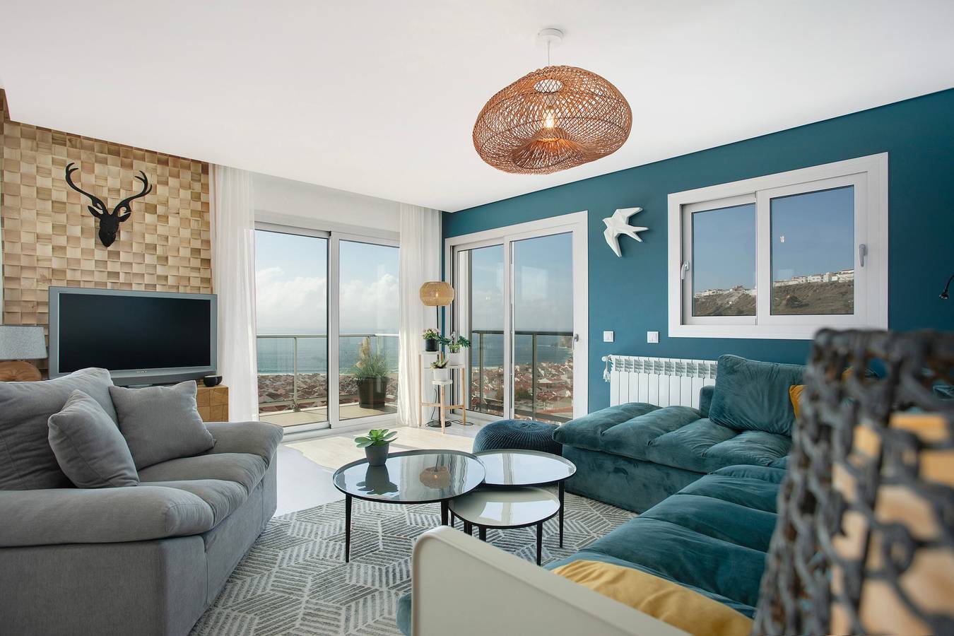 Apartamento entero, Apartamento 'Nazaré Dream View' con vistas al mar, piscina compartida y Wi-Fi in Nazaré, Leiria District