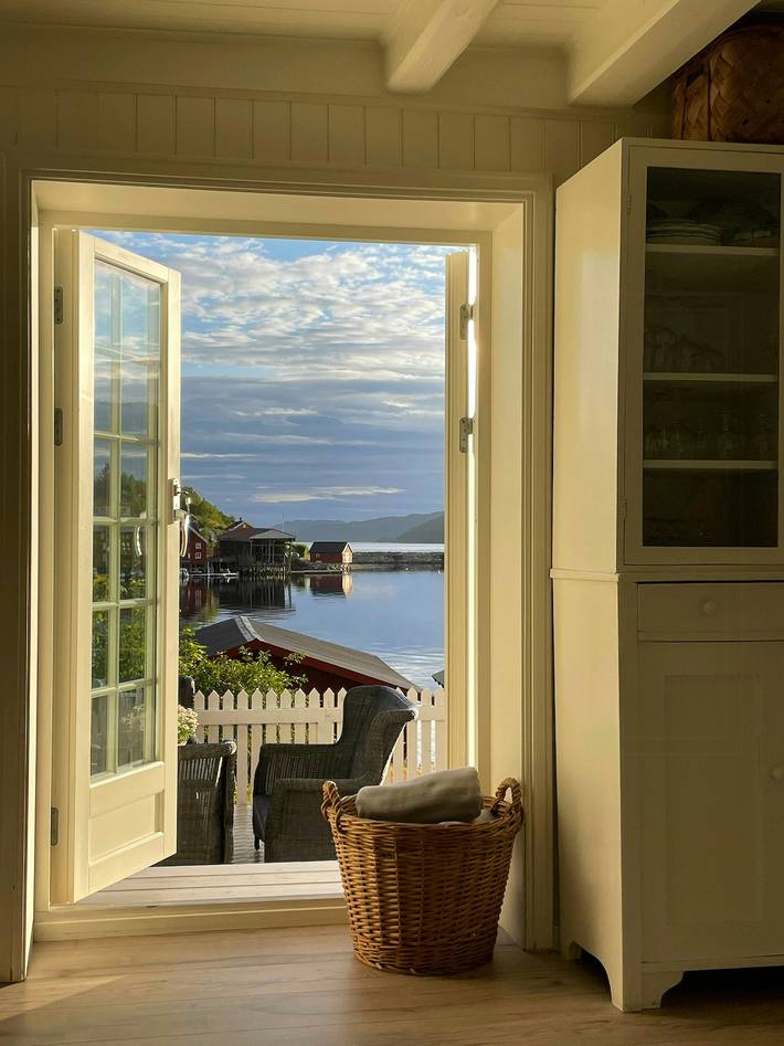Historisches Holzhaus mit Blick auf den Fjord in Rissa