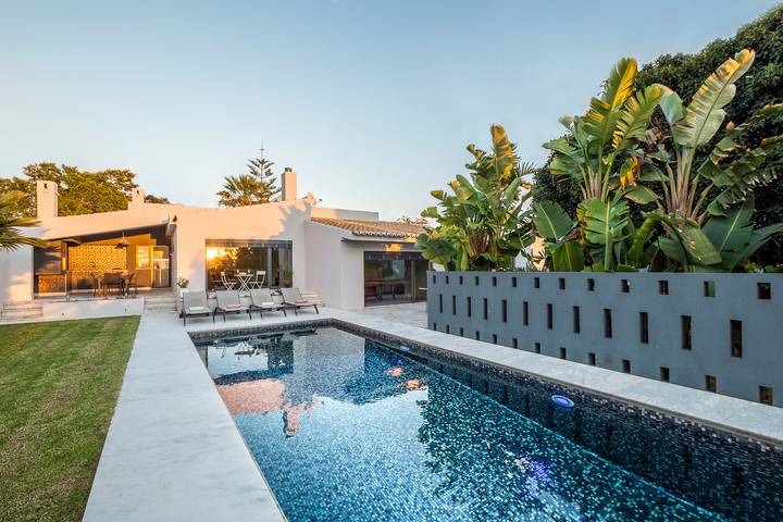 Villa for 10 people, with terrace and garden in Alvor