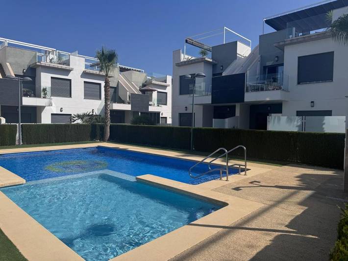 Apartamento de vacaciones para 6 personas, con vistas además de piscina y jardín - 1