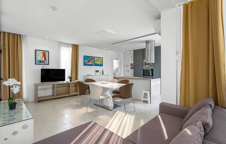 Ganze Ferienwohnung, Charmante 2-Zimmer-Wohnung mit Terrasse, WLAN und Parkplatz in der Nähe des FKK-Strandes in Općina Murter-Kornati, Murter