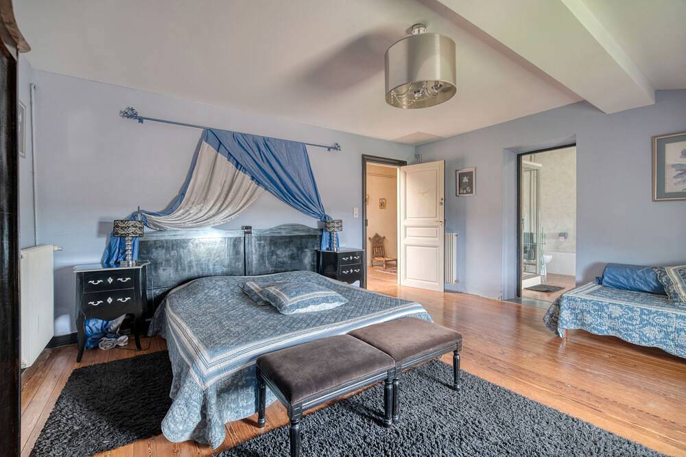 Holiday Home 'Château' with Mountain View, Balcony and Wi-Fi in Souilhanels, Carcassonne region