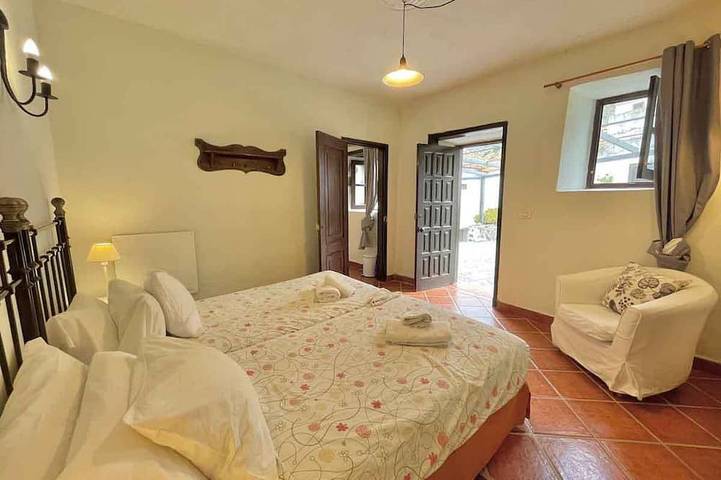 Entire apartment, Casa El Patio - 1br Apartment with shared patio and mountain views in Las Poyatas, Hermigua