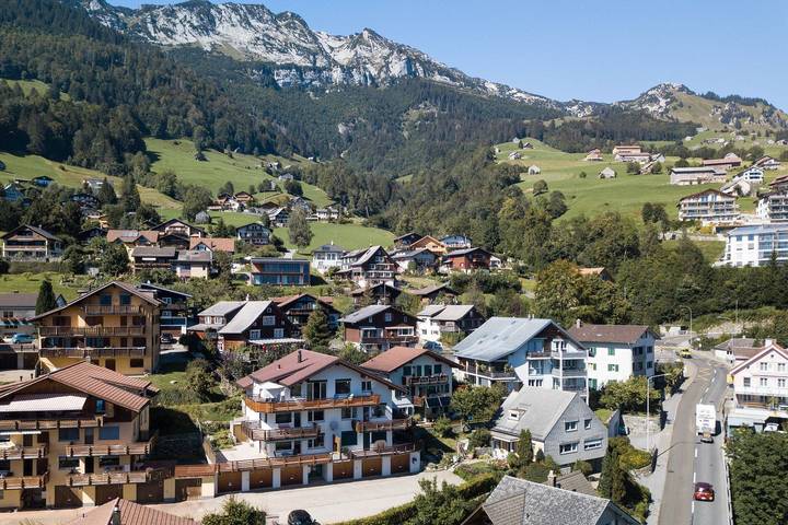 Ferienwohnung für 2 Personen, mit Ausblick und Terrasse sowie Seeblick in Amden