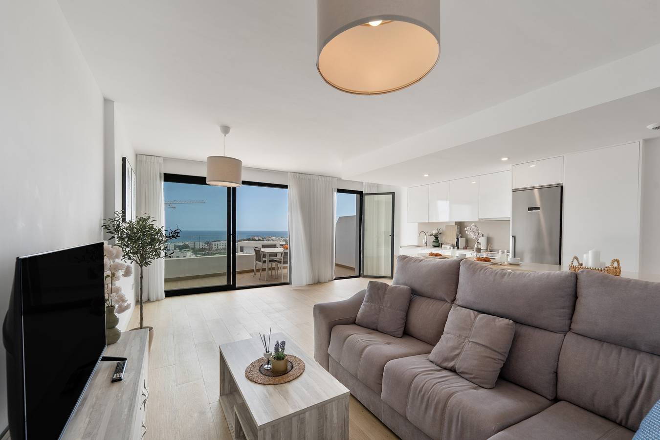 Entire apartment, Apartment 'One 80 Suites' with Sea View, Wi-Fi and Air Conditioning in La Gaspara, Estepona