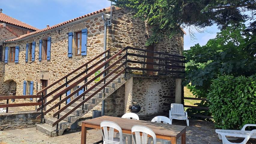 Gîte pour 4 personnes, avec Terrasse et Jardin à Jouqueviel