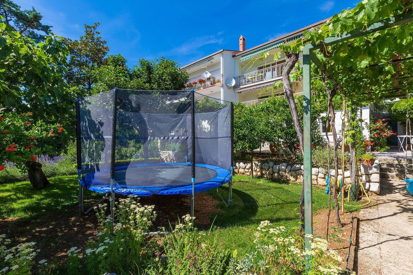Ganze Wohnung, Hundefreundliches Apartment nur 500 Meter zum Strand mit mediterraner Terrasse in Crikvenica, Primorje-Gorski Kotar