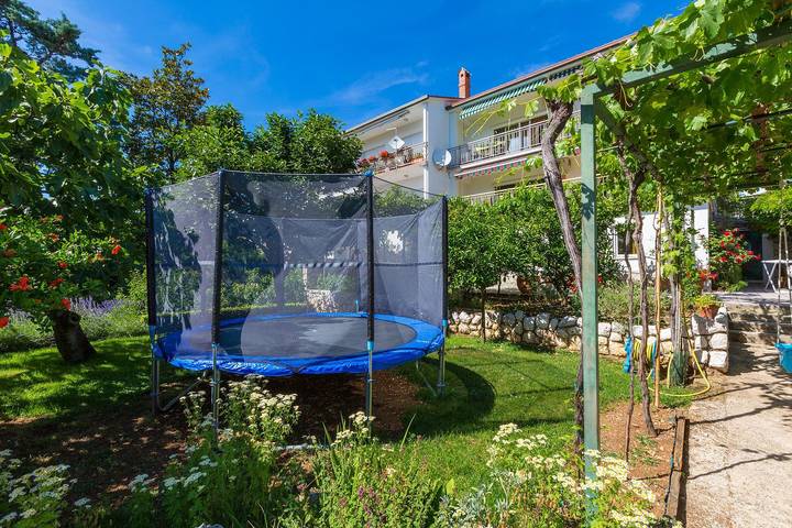 Ferienwohnung für 3 Personen, mit Terrasse und Garten in Crikvenica