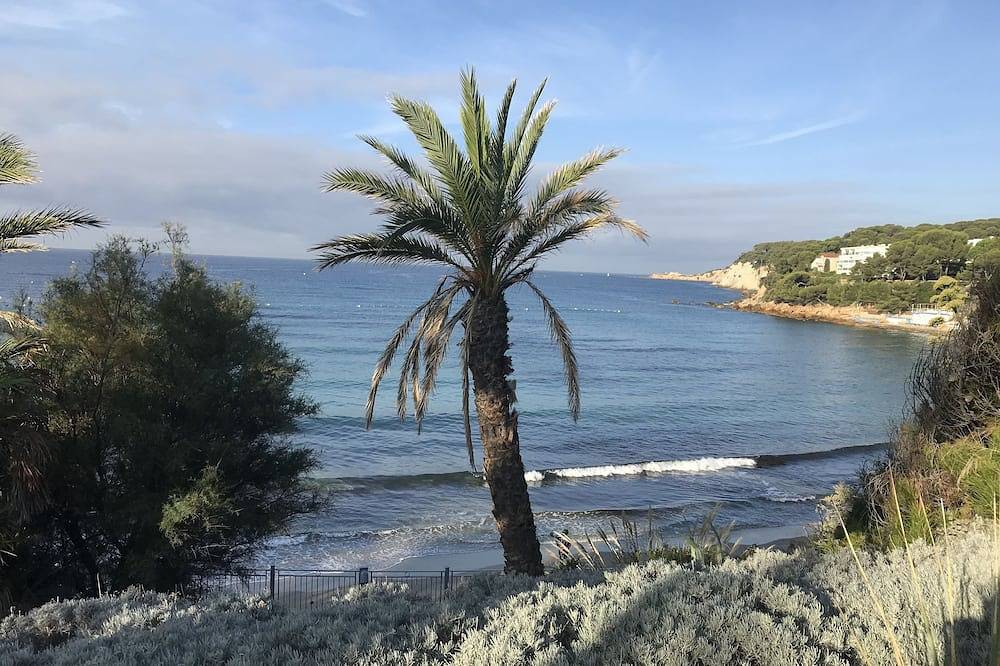 Appartement entier, F1 à 150 m de la plage de sable blanc de Portissol, terrasse vue mer, 2 ad 2 enf in Sanary-sur-Mer, Côte méditerranéenne (France)