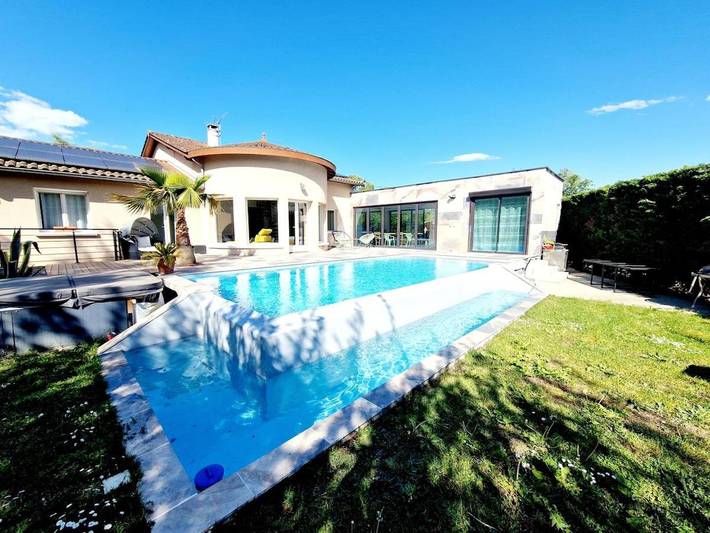 Gîte pour 13 personnes, avec Terrasse ainsi que Jardin et Piscine à Collonges-au-Mont-d'Or