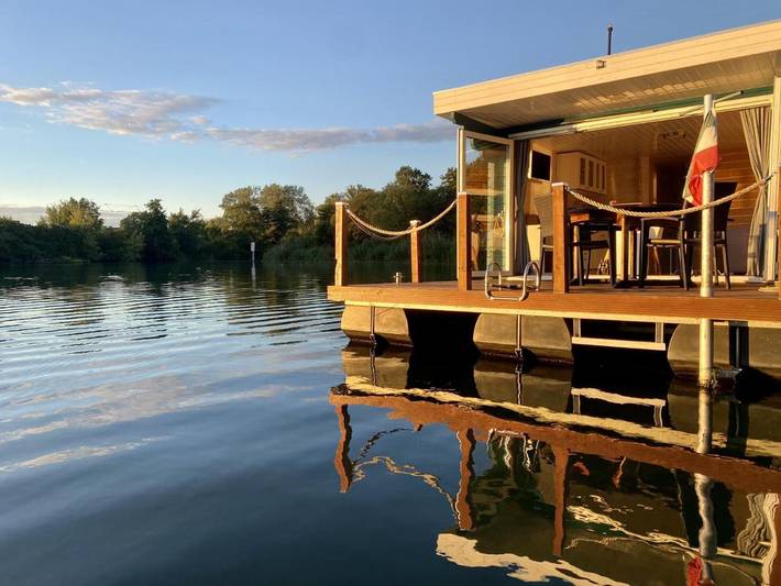 Boot für 4 Personen, mit Terrasse und Ausblick sowie Seeblick in Werder