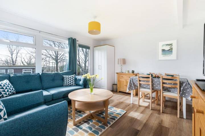 Chalet for 4 people, with Terrace and Garden in Dartmouth