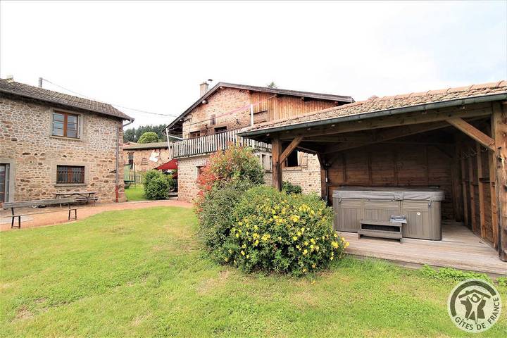 Gîte pour 9 personnes, avec jardin et piscine dans Rhône - 2