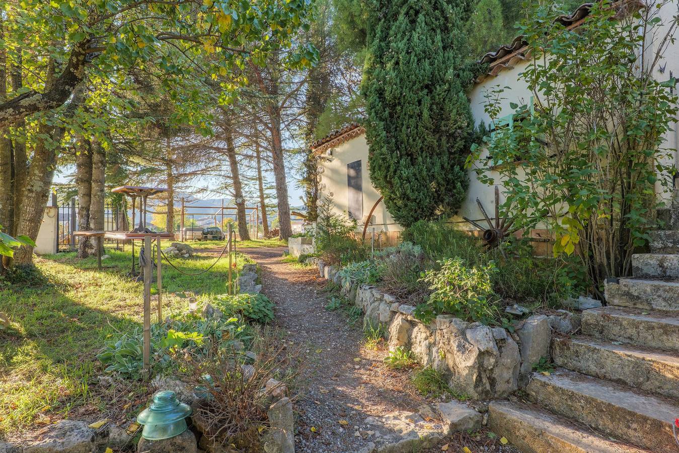 Chambre d'hôtes « La Louve » avec vue montagne, piscine privée et terrasse privée in Banne, Parc national des Cévennes