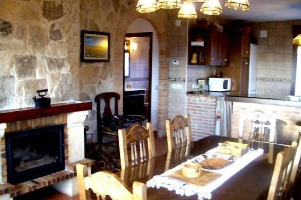 Casa Rural Refugio La Covatilla I  (8 plazas) in La Hoya, Provincia de Salamanca
