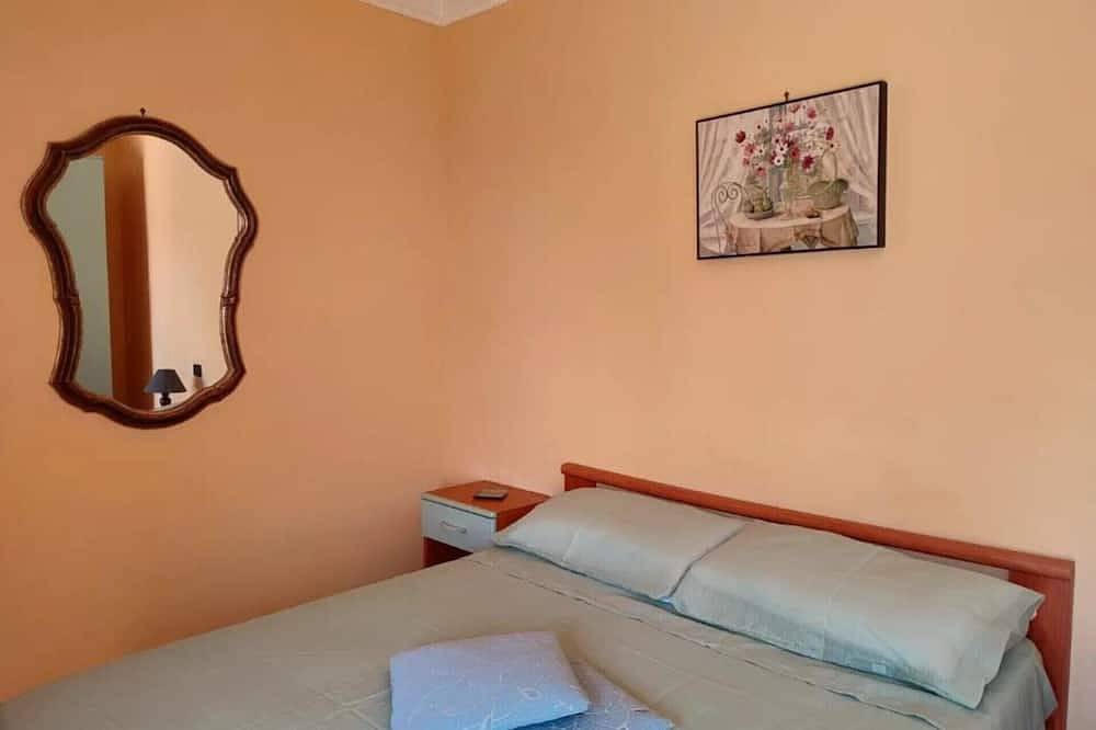 App. in Villa with large private garden and parking, shared pool in Oneglia, Imperia