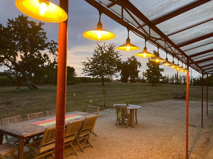 Location de vacances pour 2 personnes, avec terrasse ainsi que vue et jardin à Blasimon - 3