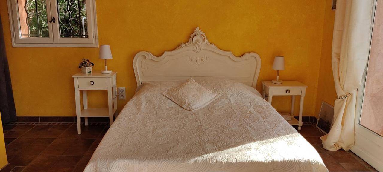 Double Room with Private Bathroom in Tourrettes, Région de Draguignan