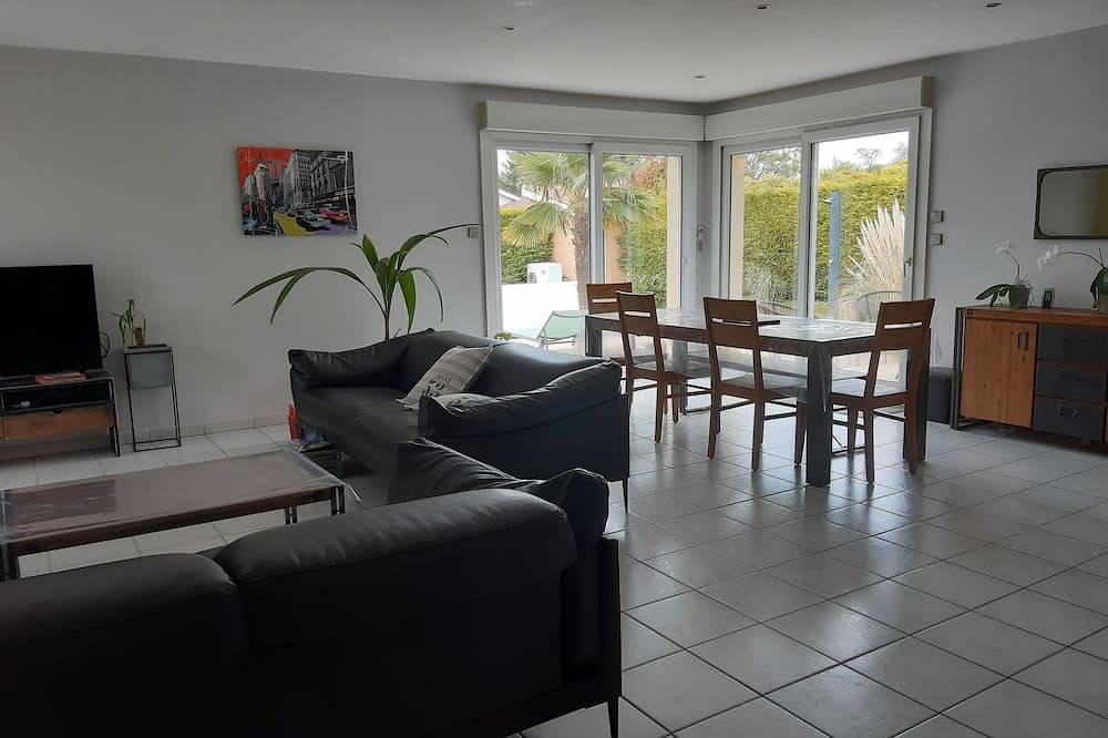 House with swimming pool, 4 bedrooms - 10 people in Saint-Cyr-sur-le-Rhône, Parque Natural Regional de Pilat