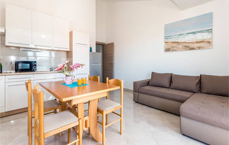 Ganze Ferienwohnung, Coastal Escape: Apartment mit Meerblick, WLAN, Parkplatz und Terrasse in Srima, Šibenik-Knin