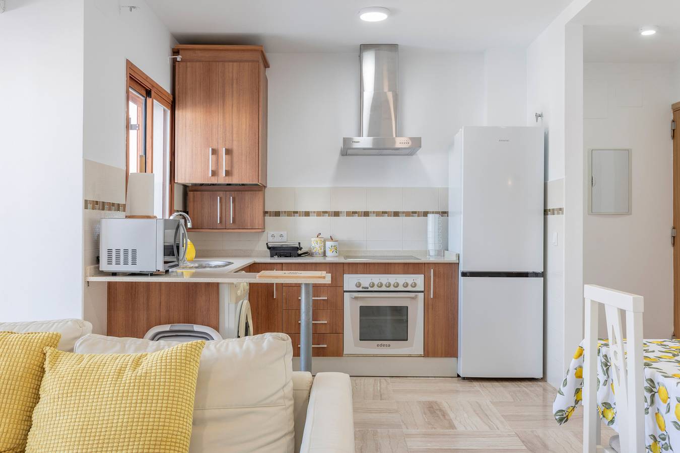 Apartamento inteiro, Apartamento 'Brisa De La Barrosa' com piscina partilhada, terraço privado e ar condicionado in Playa La Barrosa, Chiclana de la Frontera