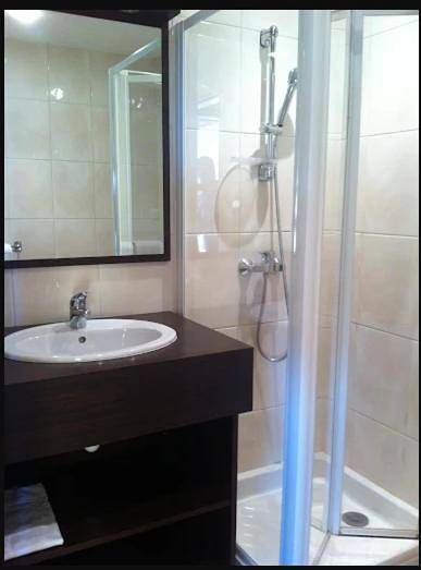 Hôtel pour 5 personnes, avec vue ainsi que jardin et piscine, animaux acceptés à Baraqueville - 2