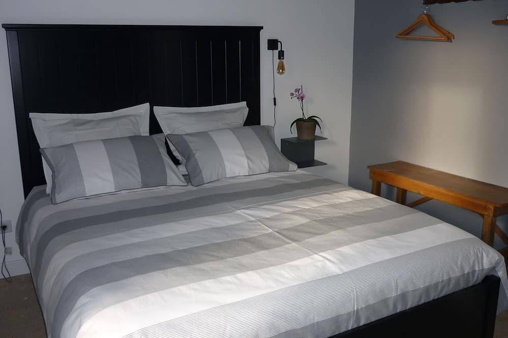 Entire apartment, Renovated workshop for 6 people with shared, heated pool in Semur en Auxois in Semur-en-Auxois, Montbard region