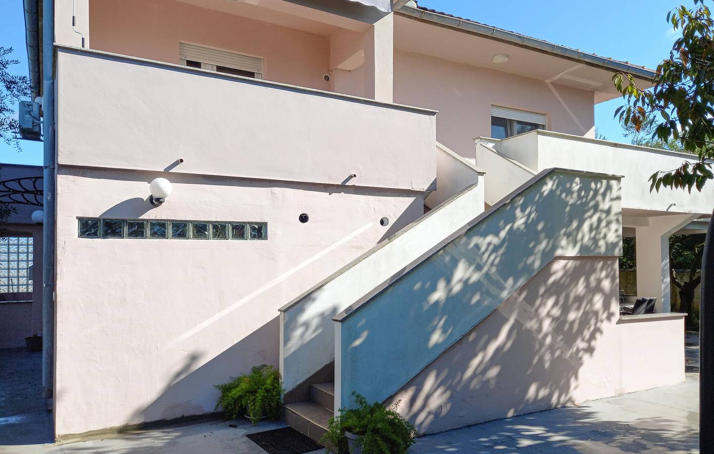Entire holiday apartment, Cozy 1-Bedroom Apartment with Pool & Kitchen, 900m to Beach in Nin, Zadar