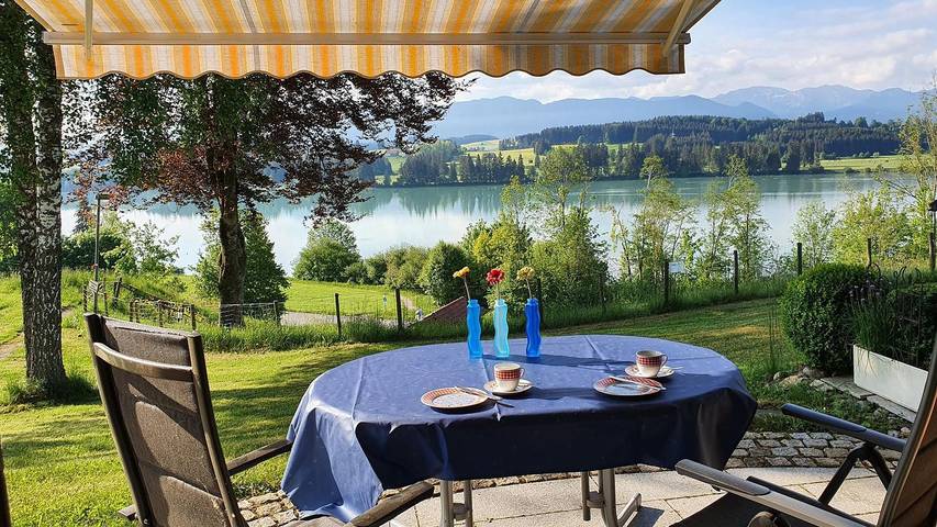 Ferienpark für 5 Personen, mit Terrasse und Garten sowie Seeblick und Ausblick in Lechbruck am See, Bayern