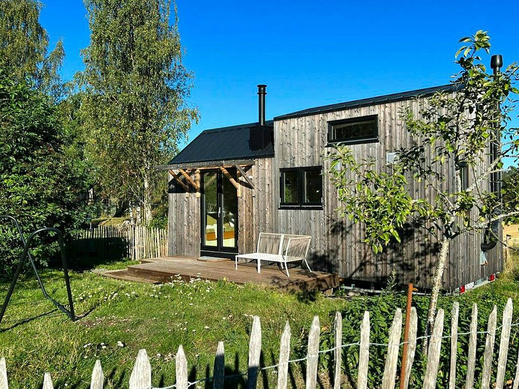 Ein Mikrohaus in einem Rosengarten auf einem kleinen Bauernhof in Frogn