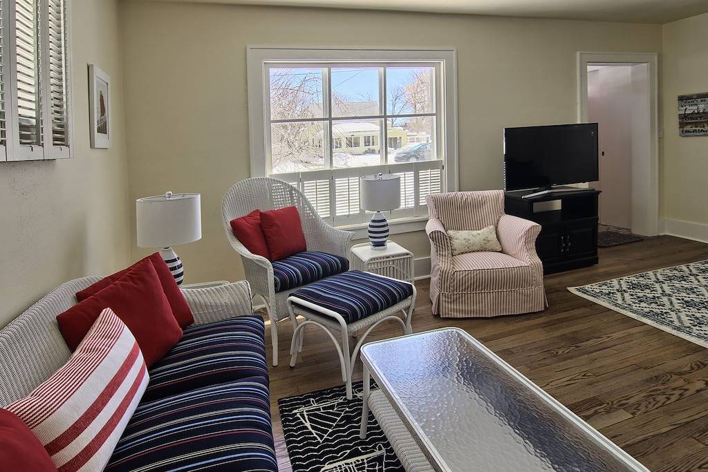 Short walk to Downtown and beaches. Winter skiing a short 30-minute drive away. in Charlevoix, Charlevoix County