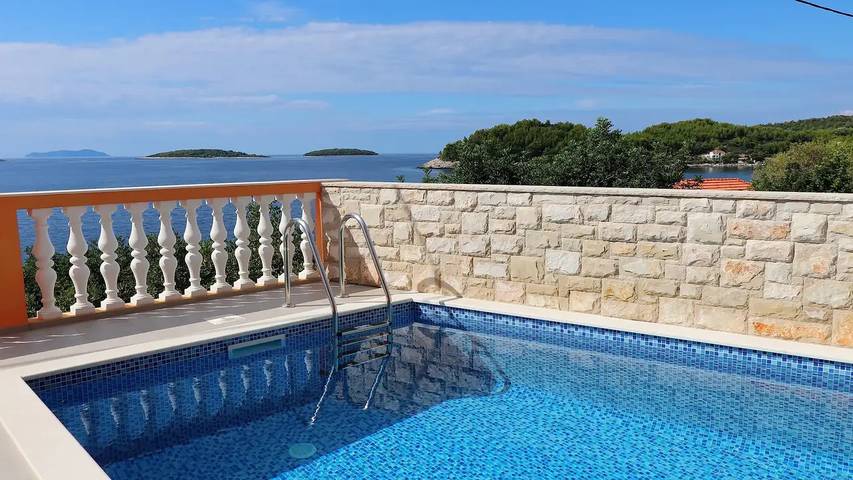 Ferienhaus für 7 Personen, mit Terrasse und Pool - 1