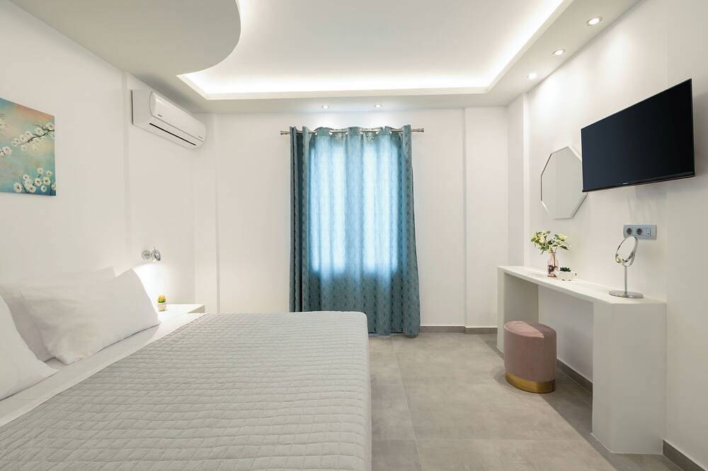 Peacefull Santorini Luxury Villa-Private Jacuzzi & Iconic Windmill Views in Santorin