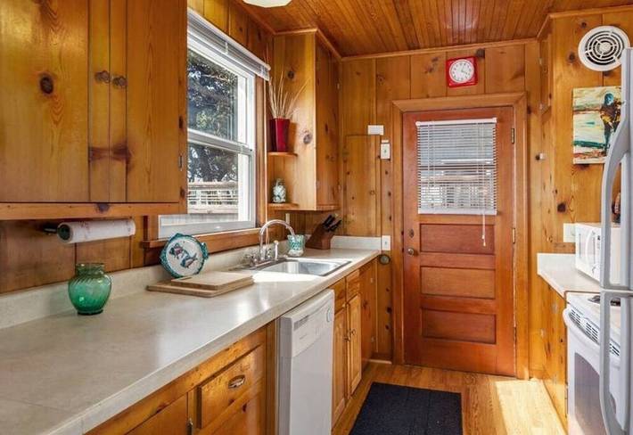 Vacation rental for 14 people, with yard and hot tub as well as balcony, with pets in Rockaway Beach