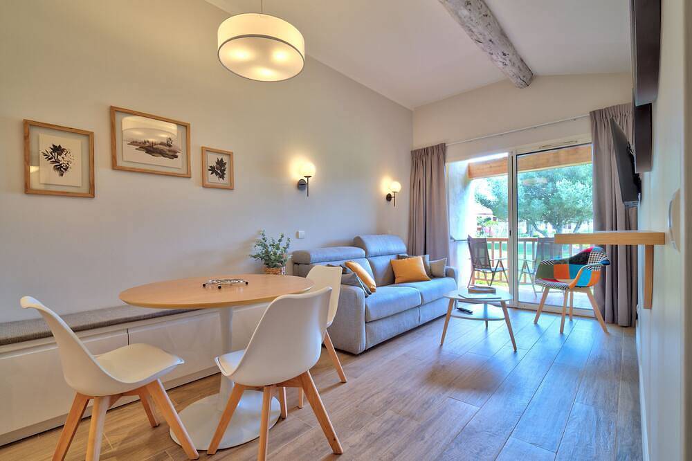 Entire apartment, Apartment in a private estate south of the Luberon in Mallemort, Arles region
