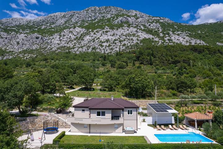 Villa for 8 personer med have in Dalmatian Zagora