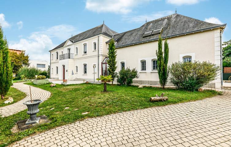 Appartement confortable avec piscine, jardin et WiFi près de la plage in Saint-Cyr-sur-Loire, Région de Tours