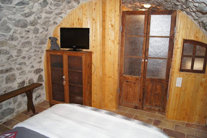 Gîte pour 4 personnes, avec sauna ainsi que terrasse et jacuzzi à La Roche-des-Arnauds - 3