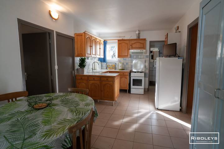 Location de vacances pour 6 personnes, avec terrasse et jardin, adapté aux familles dans Plage de la Farinette - 3