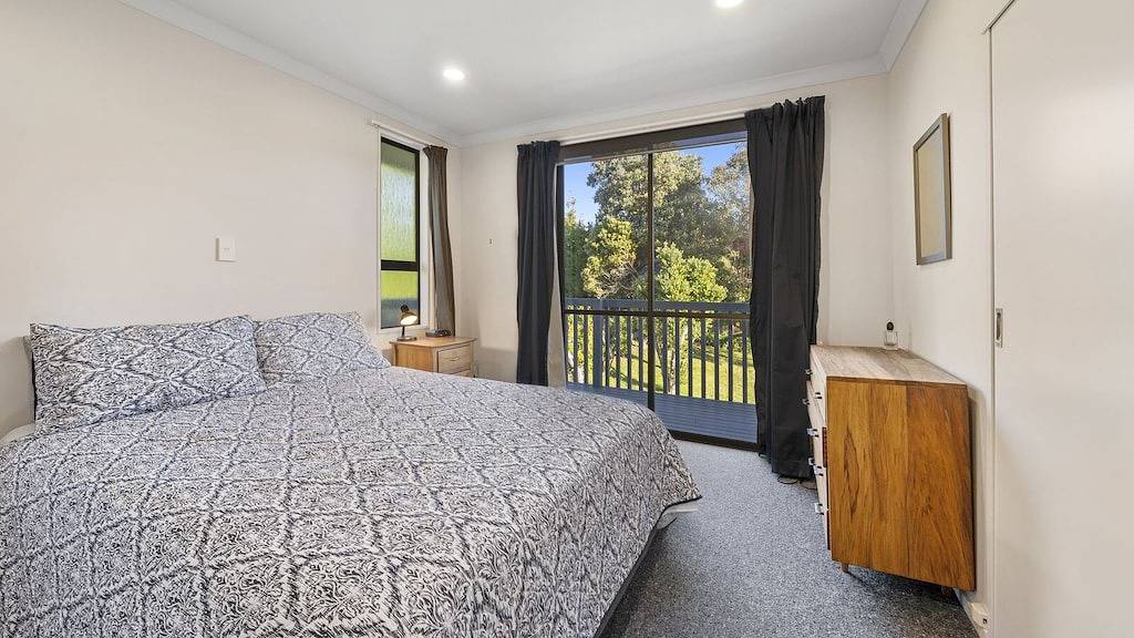 Kapiti Views - Waikanae Beach Holiday Home in Kapiti Coast District