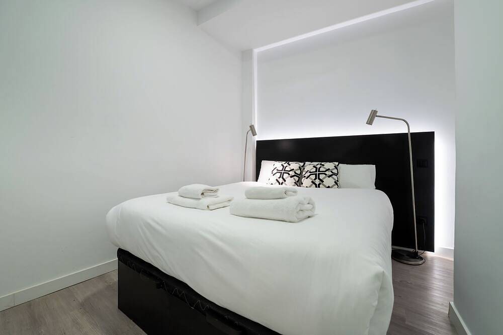 Entire apartment, Centrally located apartment 7 min from Puerta del Sol with A/C, Wifi in Centro (Madrid), Madrid