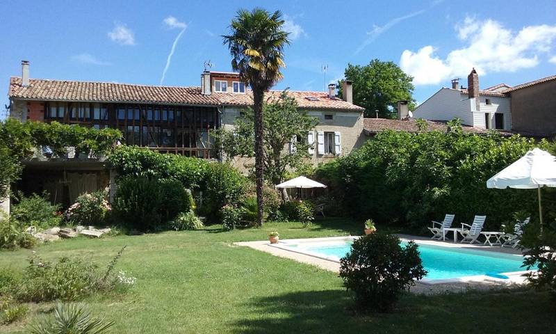 Chambre d’hôte pour 2 personnes, avec terrasse et vue ainsi que piscine et jardin