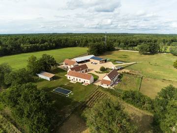 Gîte pour 26 personnes, avec piscine ainsi que terrasse et jardin dans Sologne