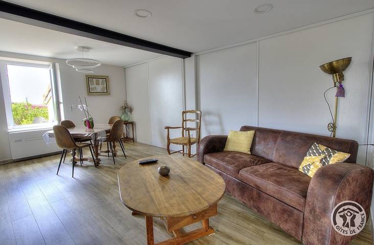 Gîte pour 3 personnes, avec Terrasse et Jardin ainsi que Piscine et Vue dans Rhône - 4